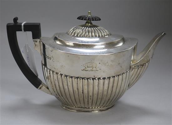 A late Victorian silver teapot, 18oz approx
